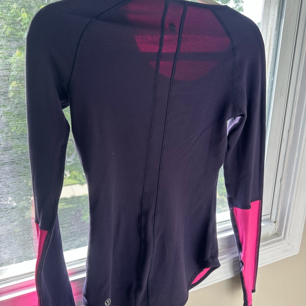 LULULEMON WORKOUT LONG SLEEVE SHIRT WITH THUMB HOLES.